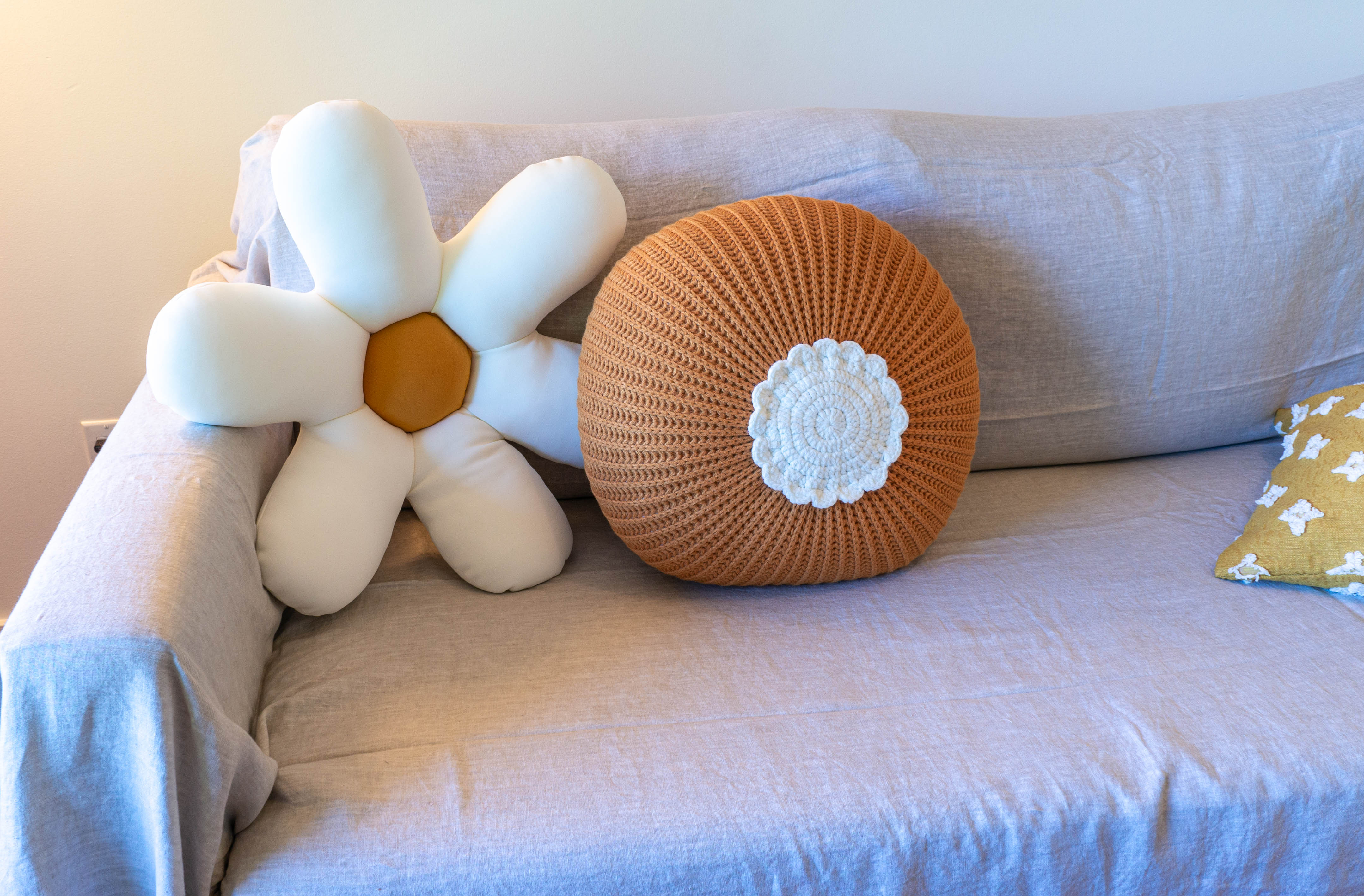 Daisy Flower Throw Pillow/Cushion Cover